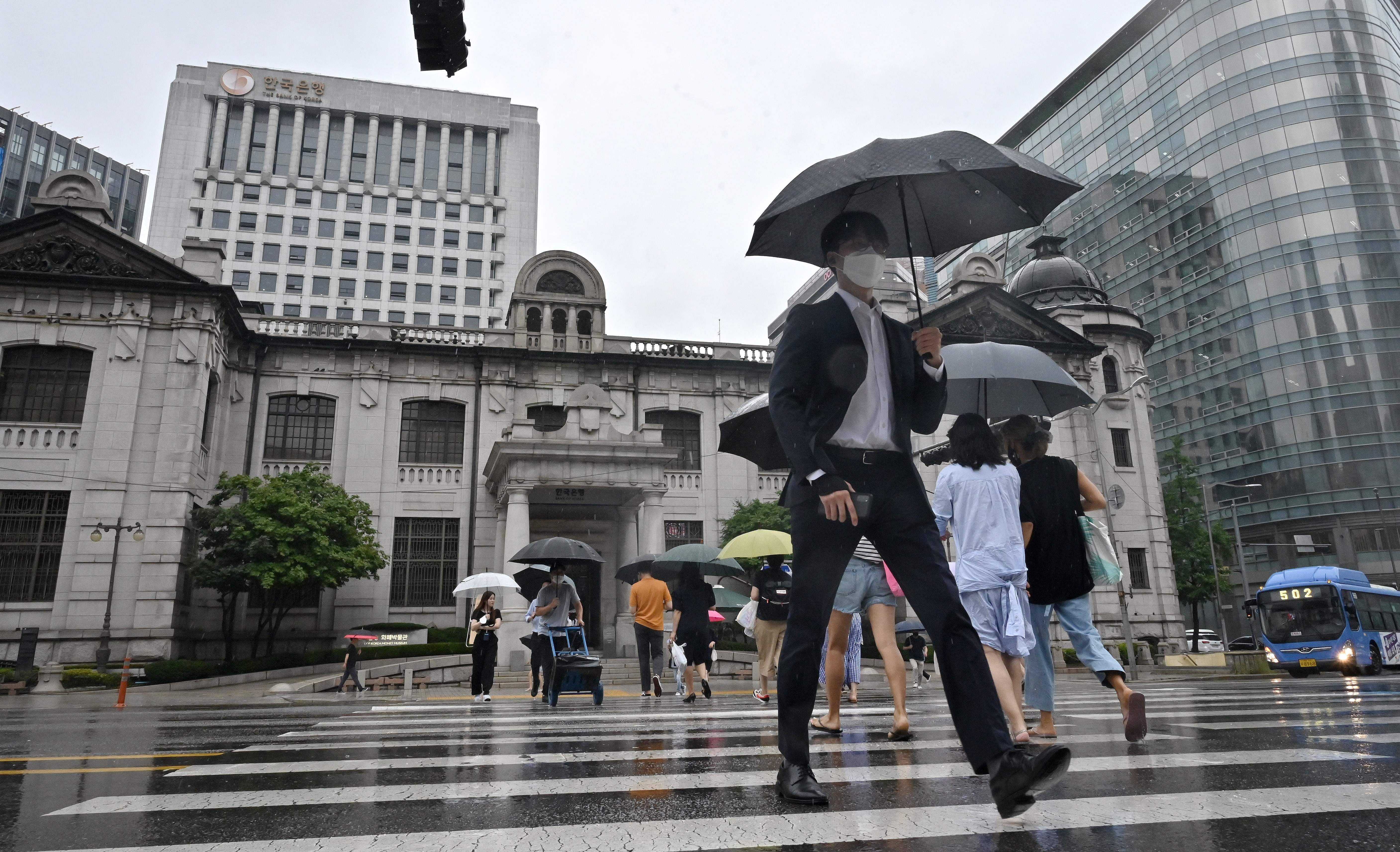 Bank of Korea Raises Rates to 3% as Inflation and Seoul Housing Heat Up