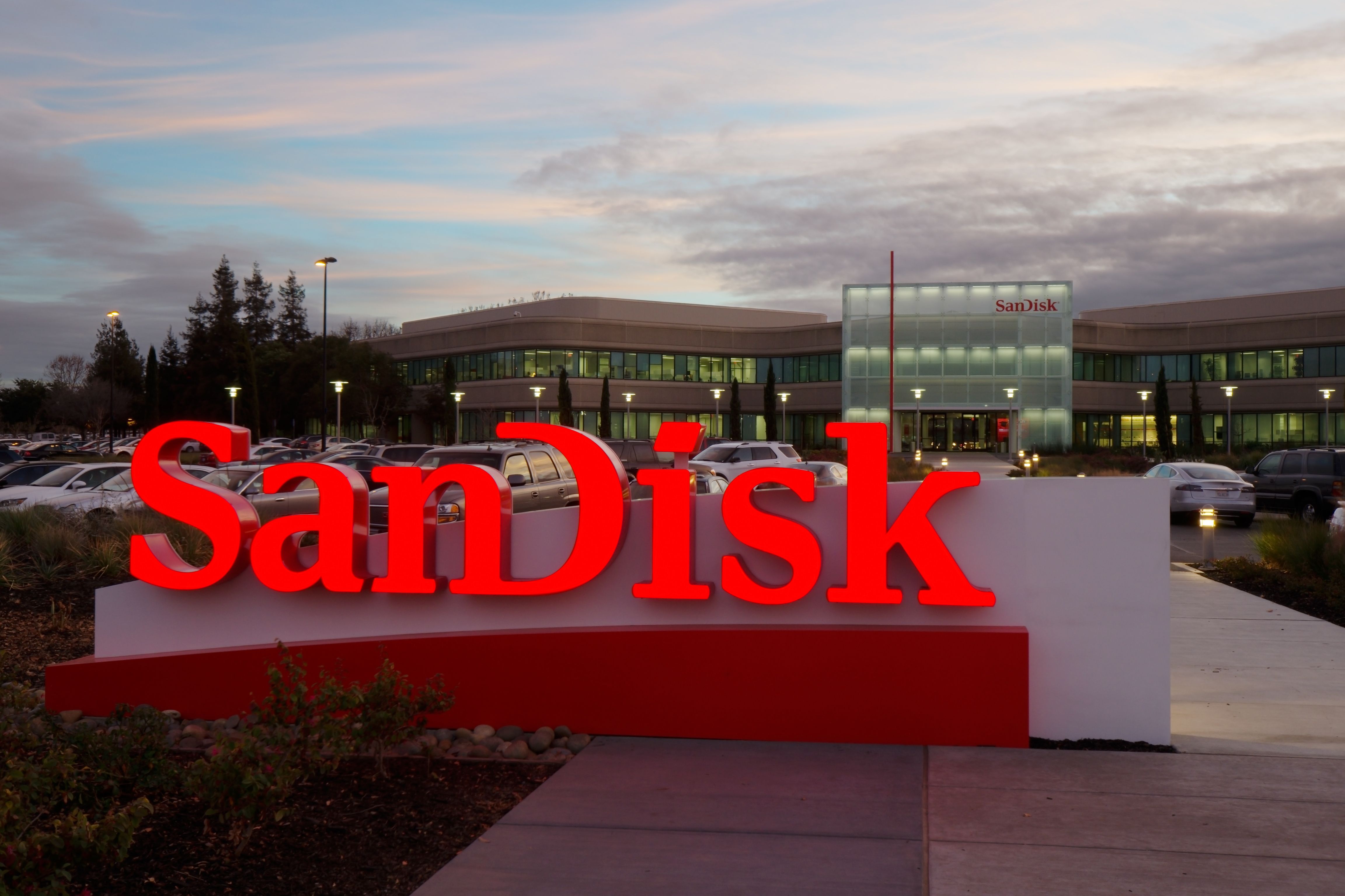 SNDK Stock Falls 7% as Weak SanDisk Q1 Guidance Offsets Strong Q4 and $14B Buyback Plan