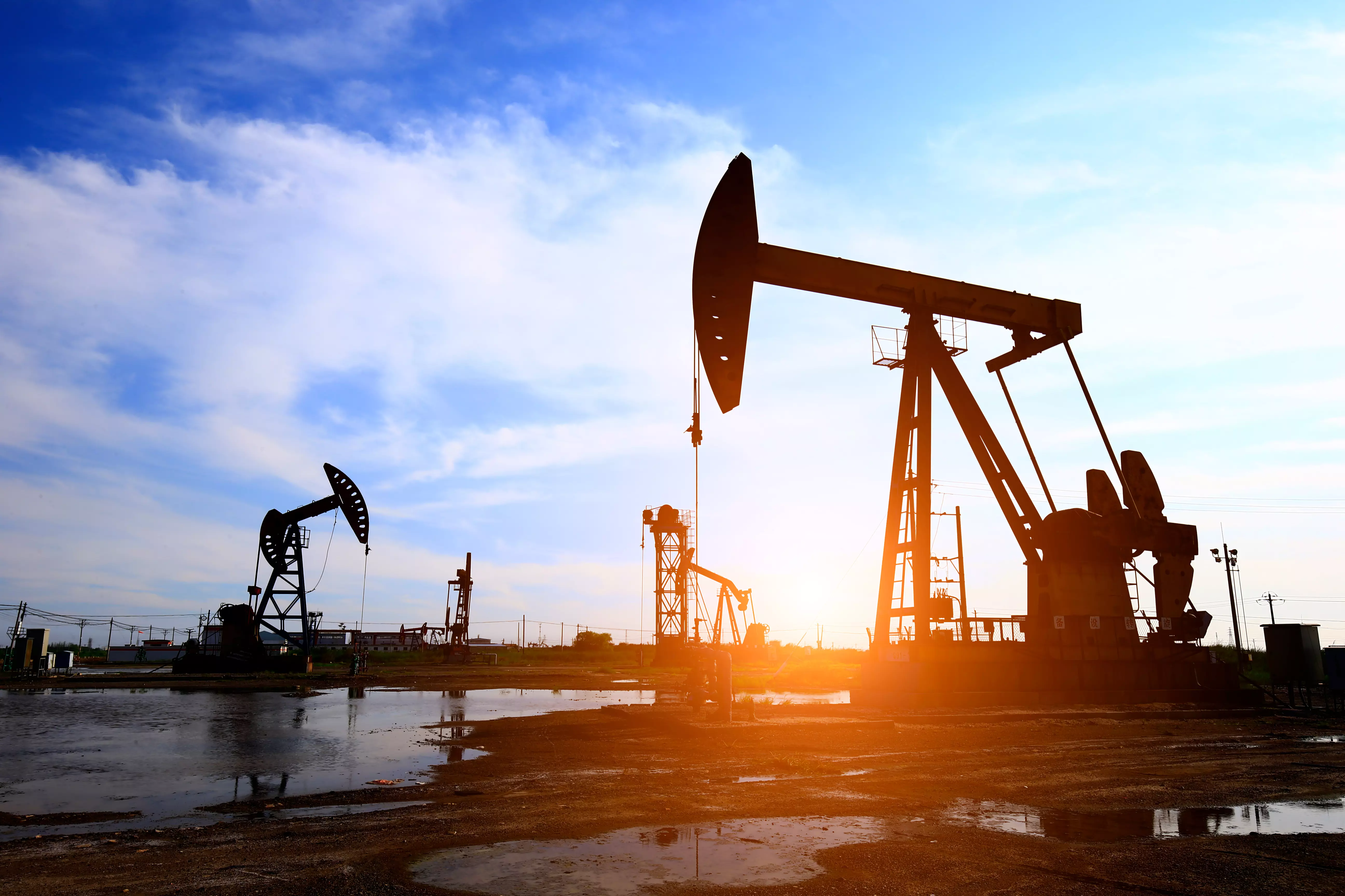 Brent Crude Oil Briefly Tops $100 as Iran War Threatens Global Supply