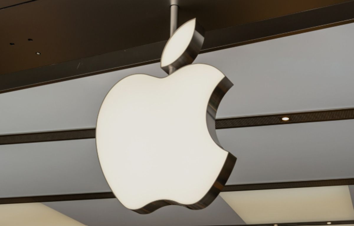 Apple Stock Slides 7.75% as Revenue Growth Outlook Disappoints 