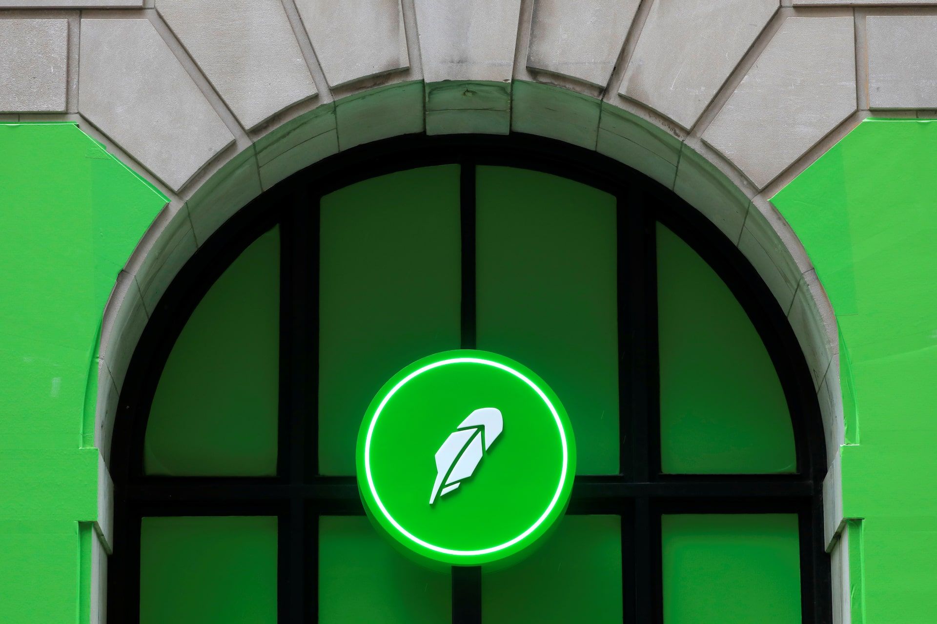 Robinhood Explores ETF Stock Token With $1.9T Asset Manager T. Rowe: What Is It About?