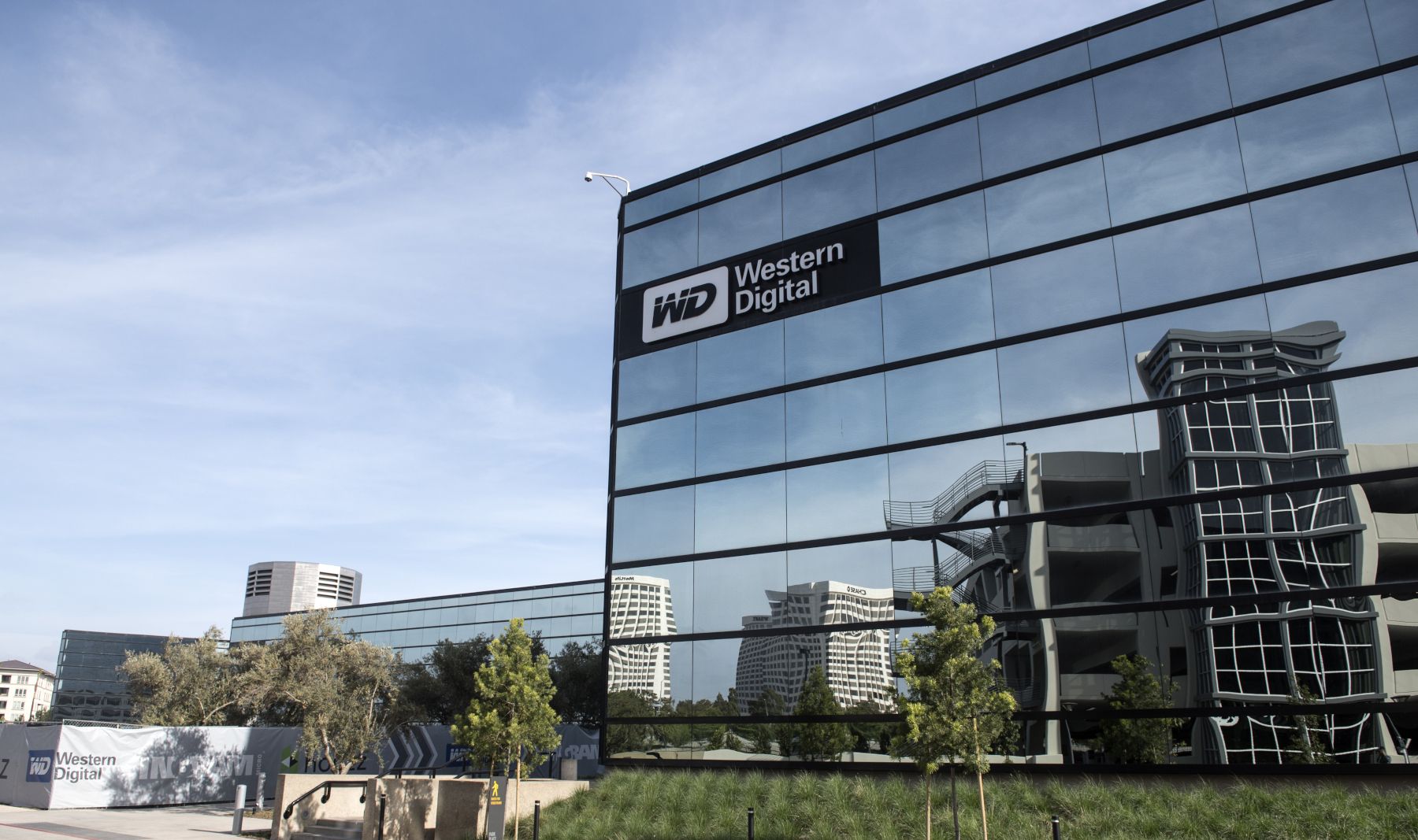WDC Stock Plunges After Western Digital Q3 Earnings as Investors Turn Bearish