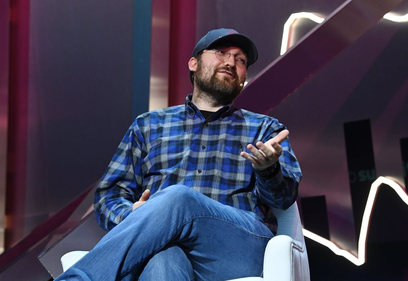 Charles Hoskinson Accuses Vitalik Buterin of Overstating AI Threat to Lattice Cryptography