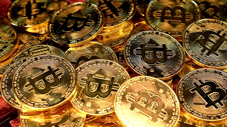 Bitcoin Steadies at $112K as Trump Pressures Powell and Volatility Looms