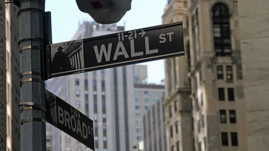 Wall Street Rebounds as Tech and Bitcoin Lead Recovery: Investors Eye Fed Meeting
